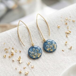 Boucles dormeuses bleues et fleurs séchées blanches