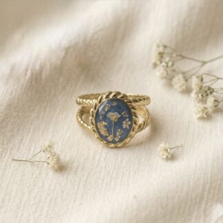 Bague striée bleue et fleurs séchées blanches