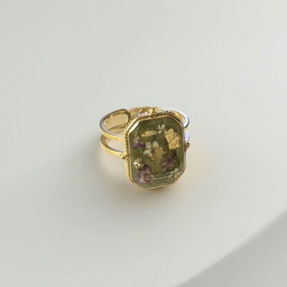 Bague verte rectangulaire fleurs séchées roses