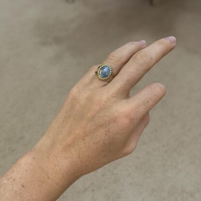 Bague bleue ajustable striée et fleurs séchées blanches et or – Image 2