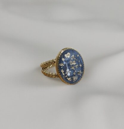 Bague bleue ajustable  et fleurs séchées blanches et or