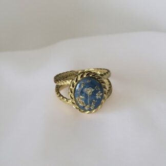 Bague bleue ajustable striée et fleurs séchées blanches et or