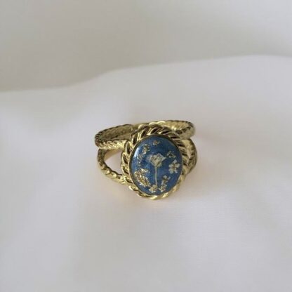 Bague bleue ajustable striée et fleurs séchées blanches et or