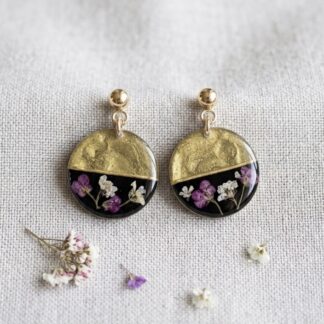 Boucles rondes vertes et noires fleurs séchées roses et blanches