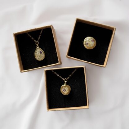 Collier petit médaillon rond fleurs blanches et violettes – Image 2