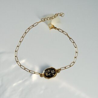Bracelet rectangle strié noir et fleurs séchées blanches