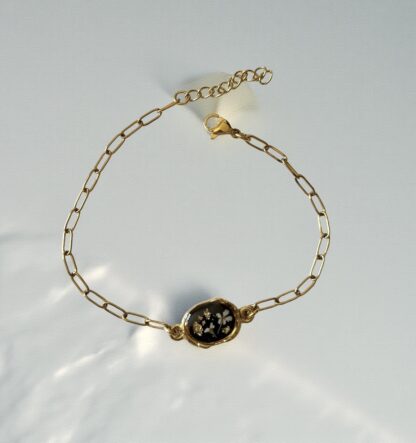 Bracelet rectangle strié noir et fleurs séchées blanches