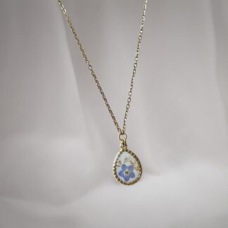 Collier médaillon goutte blanc fleur Myosotis