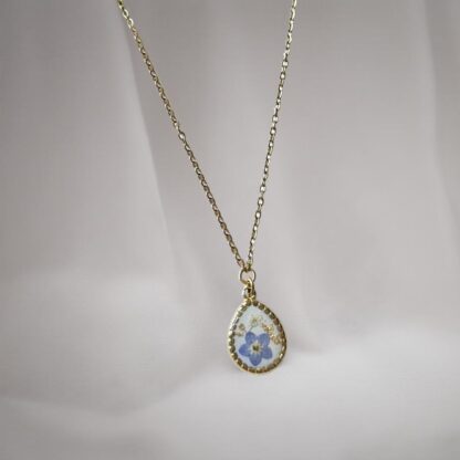 Collier médaillon goutte blanc fleur Myosotis