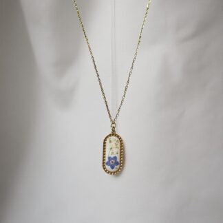 Collier médaillon ovale strié blanc fleur Myosotis