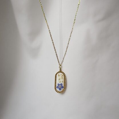 Collier médaillon ovale strié blanc fleur Myosotis