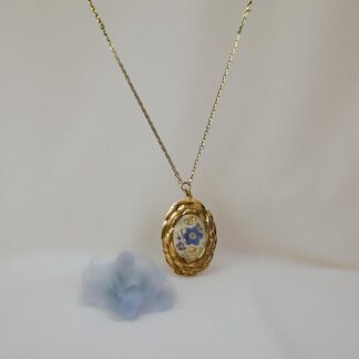 Collier gros médaillon strié blanc fleur Myosotis