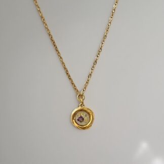 Collier petit médaillon rond fleurs blanches et violettes