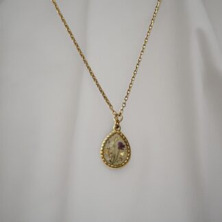 Collier médaillon goutte fleurs violettes et blanches