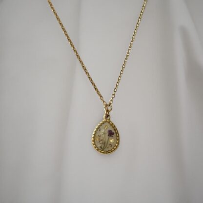 Collier médaillon goutte fleurs violettes et blanches