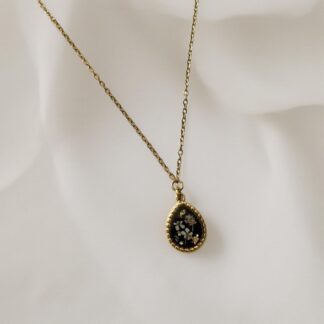 Collier médaillon goutte noire fleurs violettes et blanches