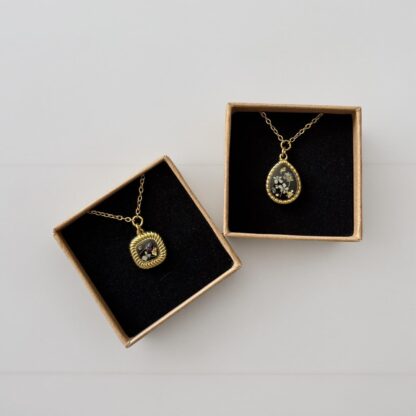 Collier médaillon goutte noire fleurs violettes et blanches – Image 2