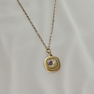 Collier petit médaillon carré fleurs blanches et violettes