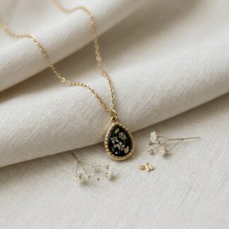 Collier médaillon goutte noire fleurs violettes et blanches