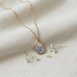 Collier médaillon goutte blanc fleur Myosotis