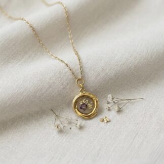 Collier petit médaillon rond fleurs blanches et violettes
