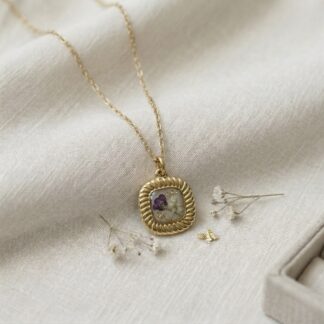 Collier petit médaillon carré fleurs blanches et violettes