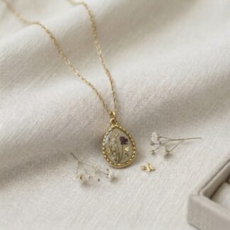 Collier médaillon goutte fleurs violettes et blanches