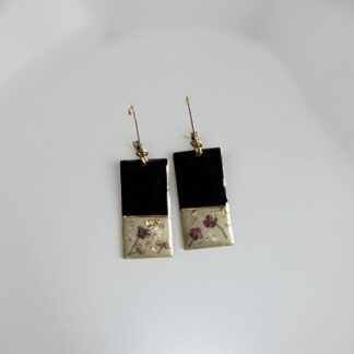 Dormeuses rectangles noires et beiges et fleurs séchées