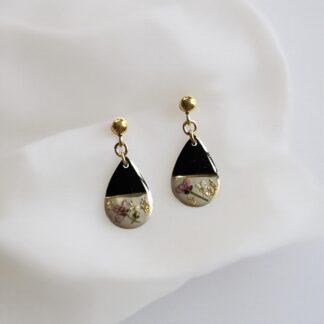 Boucles puces gouttes noires et beiges et fleurs séchées