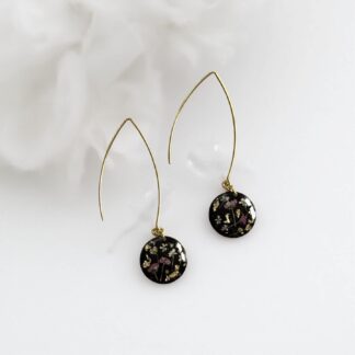 Boucles longues pendantes noires et fleurs séchées