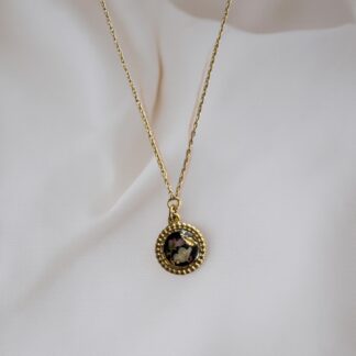 Collier médaillon rond noir fleurs roses et blanches