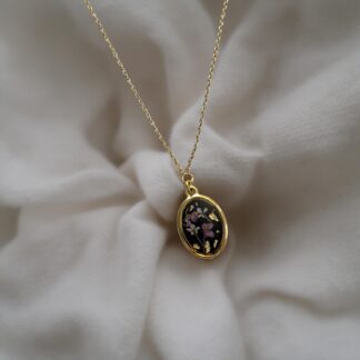 Collier médaillon ovale noir fleurs roses et blanches