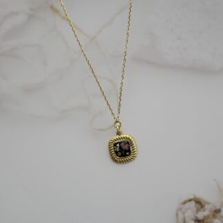 Collier médaillon carré noir fleurs roses et blanches