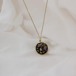 Gros médaillon noir fleurs roses et blanches