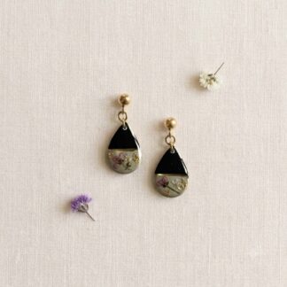 Boucles puces gouttes noires et beiges et fleurs séchées