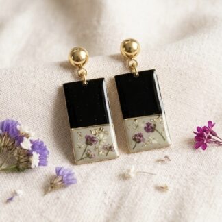 Boucles rectangles noires et beiges et fleurs séchées roses et blanches
