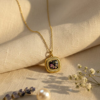 Collier médaillon carré noir fleurs roses et blanches