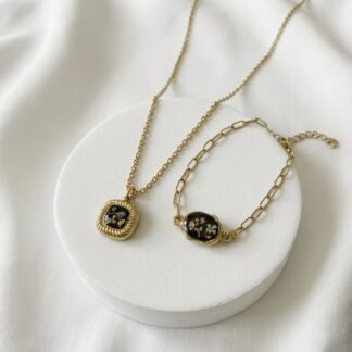 Bracelet rectangle strié noir et fleurs séchées blanches