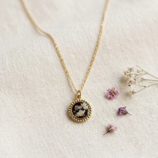 Collier médaillon rond noir fleurs roses et blanches