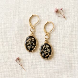 Boucles noires et dorées fleurs séchées blanches