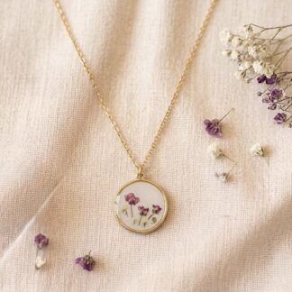 Collier médaillon blanc et fleurs séchées roses