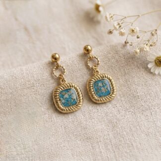 Boucles rétros carrées bleues et cercle strié fleurs séchées