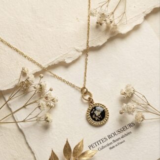 Médaillon et cercle strié noir fleurs blanches et feuilles d’or