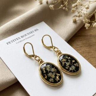 Dormeuses noires fleurs séchées blanches et feuille d’or