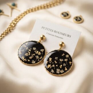 Grosses boucles noires fleurs blanches et feuille d’or