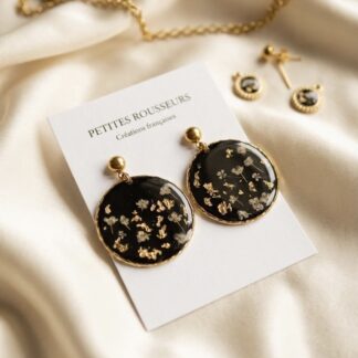 Grosses boucles noires fleurs blanches et feuille d’or