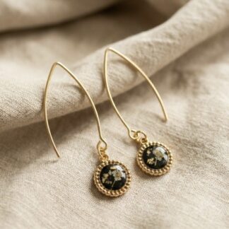 Boucles pendantes rond strié fleurs blanches et feuille d’or