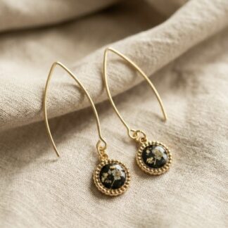 Boucles pendantes rond strié fleurs blanches et feuille d’or