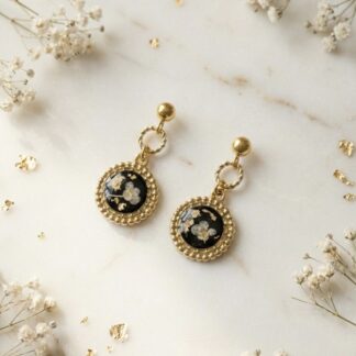 Boucles rétro rondes noires fleurs blanches et feuille d’or