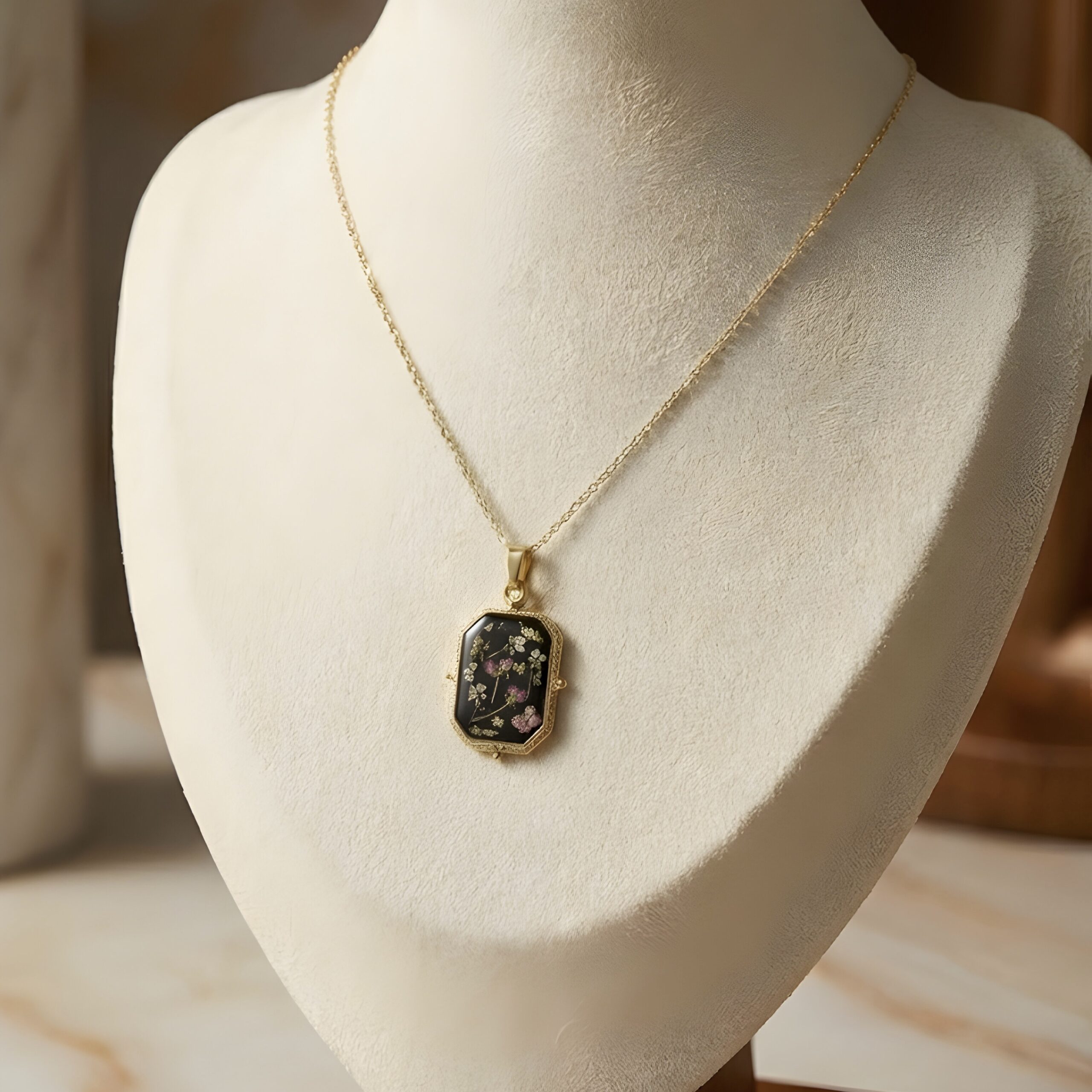 Collier rétro noir fleurs blanches et roses et feuilles d’or